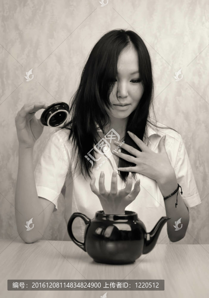 女孩和茶壺
