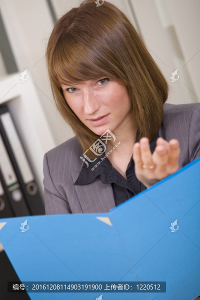 女人與文件討論