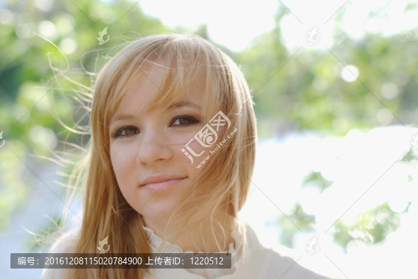 美麗的微笑的女孩