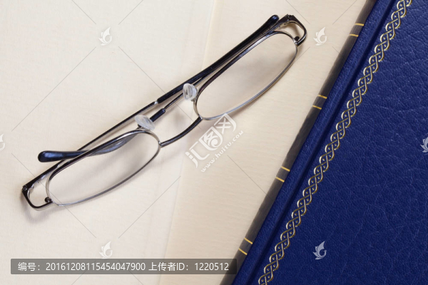 書上的眼鏡