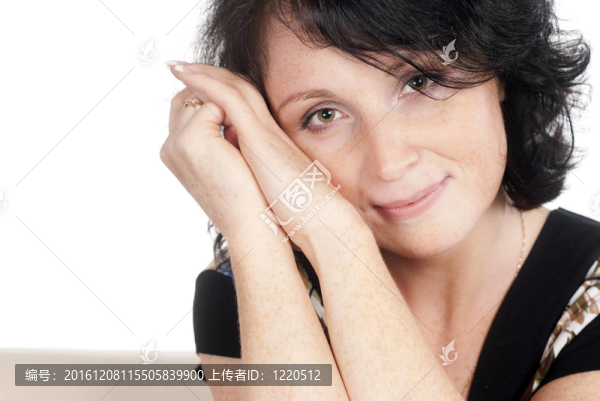 漂亮的女孩在白色