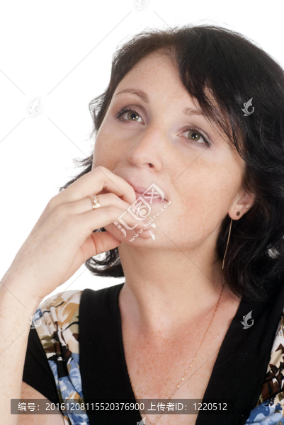 漂亮的女孩在白色