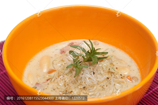 在一個橘子碗鮮扁豆湯