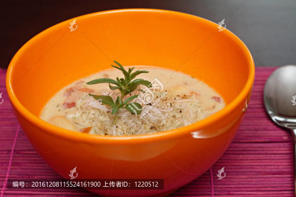 在一個橘子碗鮮扁豆湯
