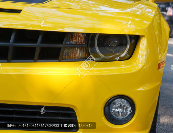 黃色運動車頭燈