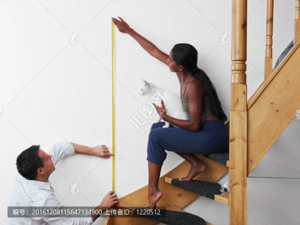 男人和女人在家里做DIY的作品