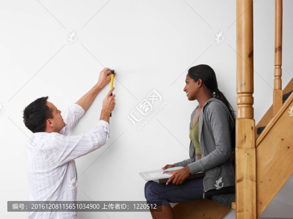 男人和女人在家里做DIY的作品