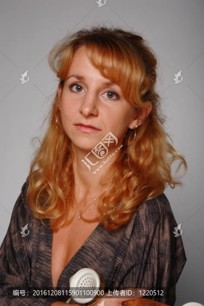 一個(gè)年輕漂亮女人的畫像。