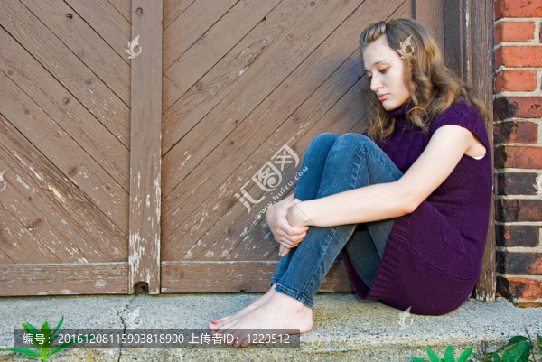 門口的少女