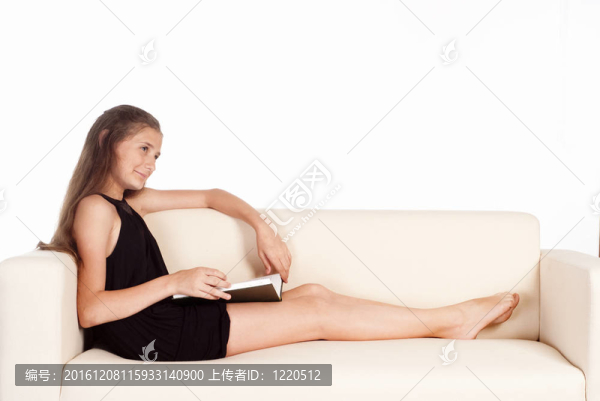 沙發(fā)上的年輕女孩