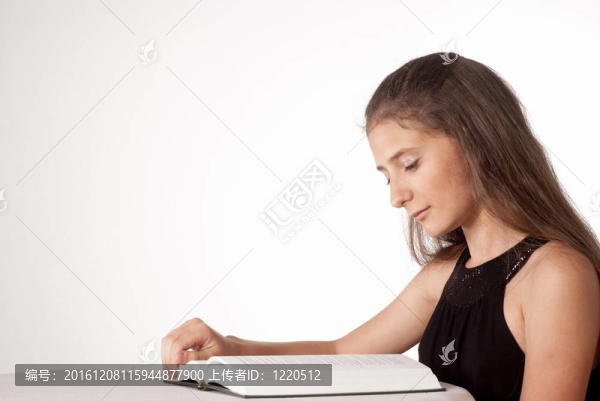 女孩讀書(shū)