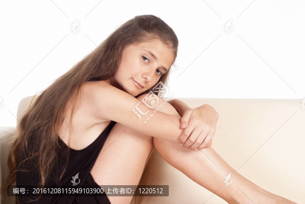 女孩在沙發(fā)上
