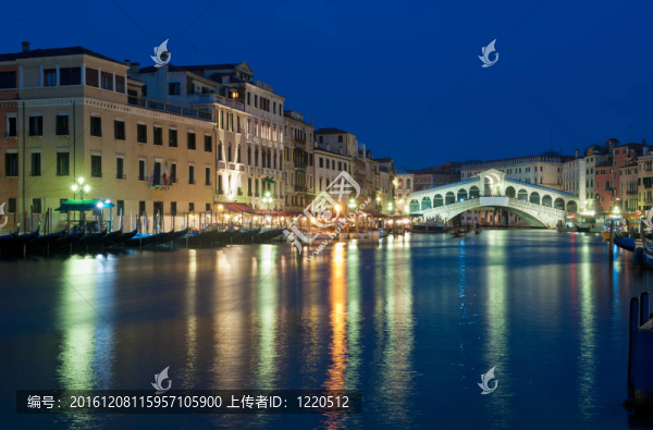 夜間里亞托橋；威尼斯；意大利
