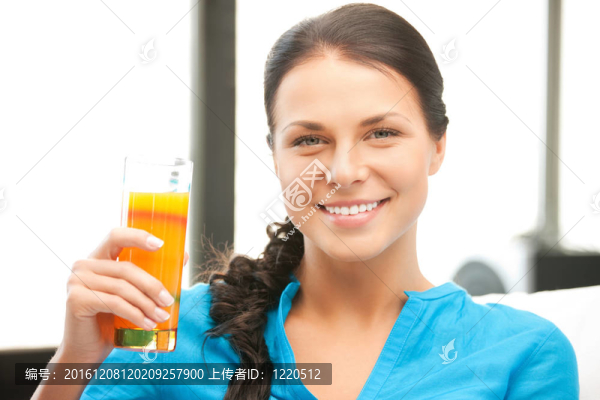 美麗的女人與玻璃汁