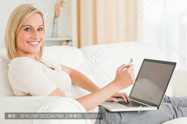 可愛(ài)的女人在線支付賬單