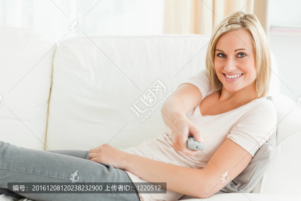 女子指著遙控器對著相機