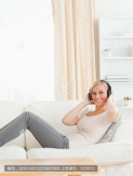 女人聽音樂
