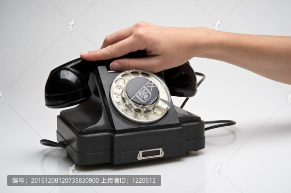 老式電話被拾起