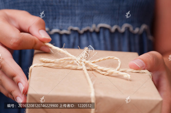 手拿小包裝