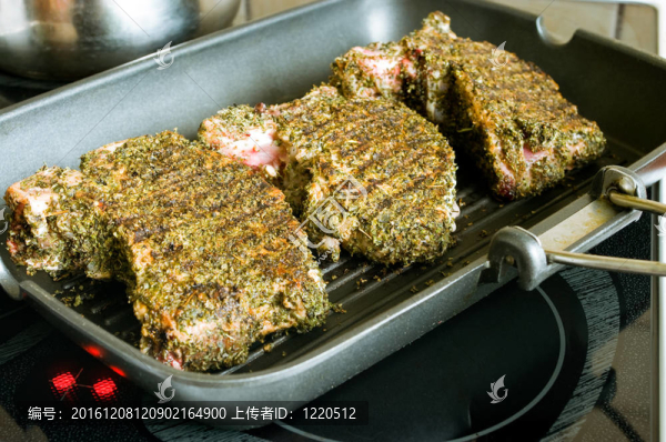 豬排在烤鍋牛至