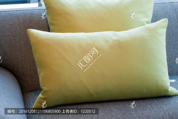 枕頭在沙發(fā)上