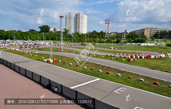 室外卡丁車賽道在城市邊界蜿蜒的瀝青