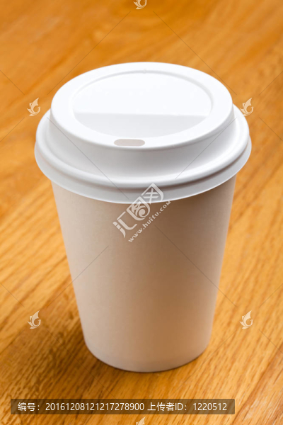 白色的紙杯