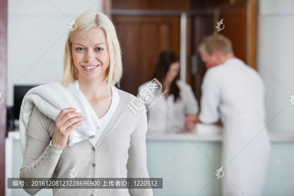 美麗的女人與背景的人在溫泉