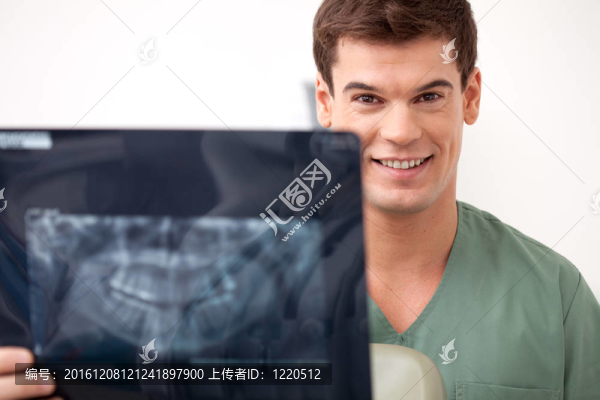 快樂微笑男子牙科X射線