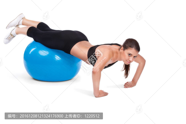 堅(jiān)強(qiáng)的女孩練習(xí)與fitbal