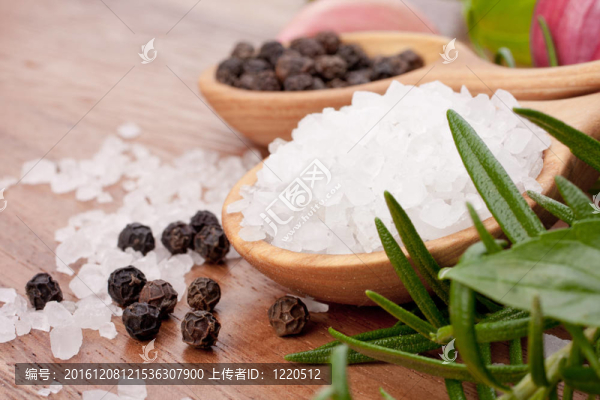新鮮香草和鹽匙