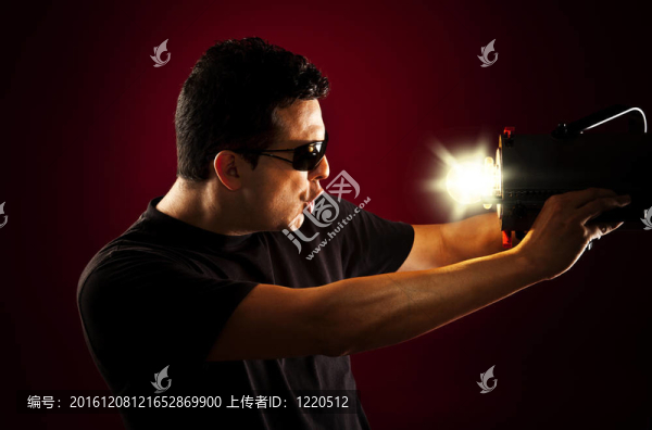 男人拿著燈在他面前
