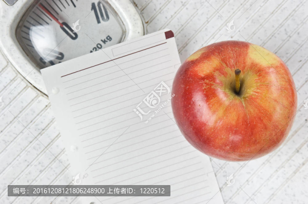 蘋果和地板秤上的一張紙條