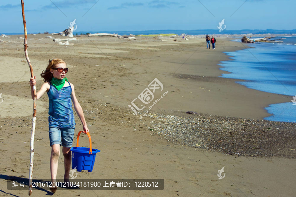 在海滩上散步的孩子