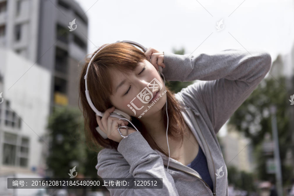 戴耳機(jī)的年輕女人