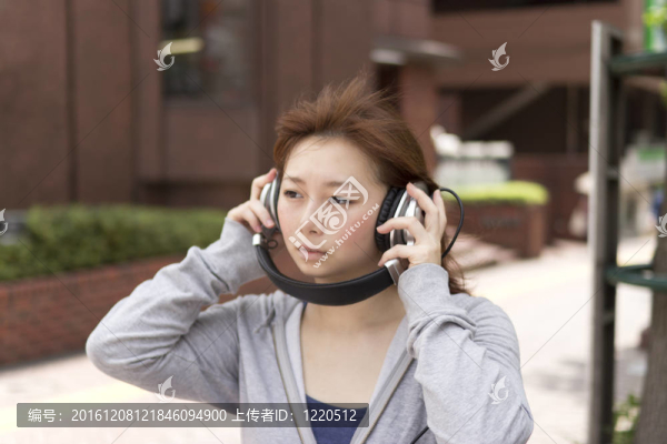 戴耳機的年輕女人