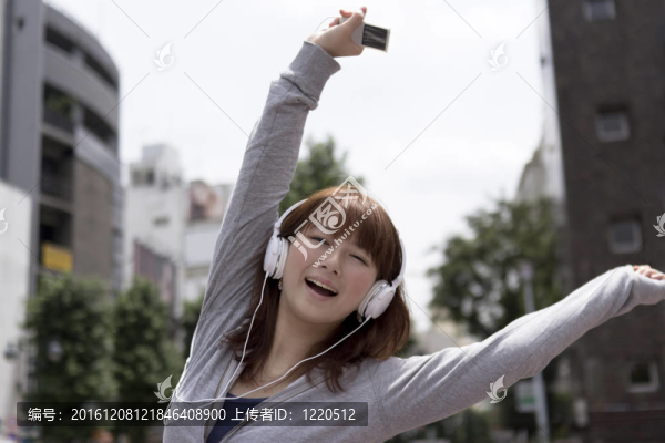 戴耳機(jī)的年輕女人