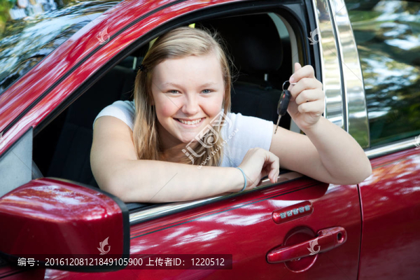 漂亮的少女與新車