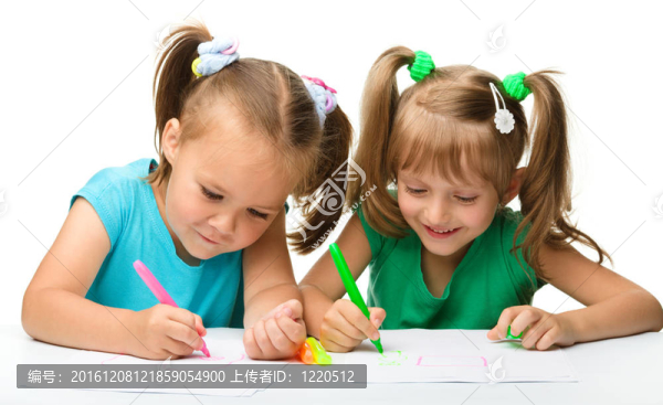 兩個(gè)小女孩用記號(hào)筆畫畫