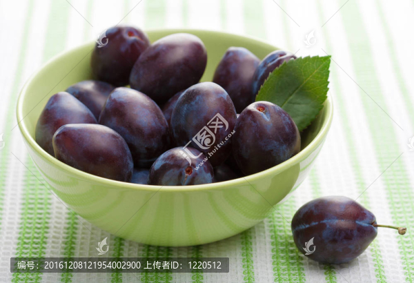 碗中鮮李子