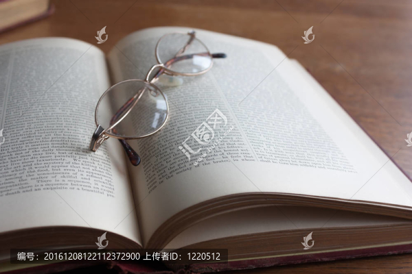 戴眼鏡的舊書