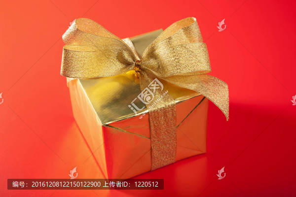 金色禮品盒紅色背景