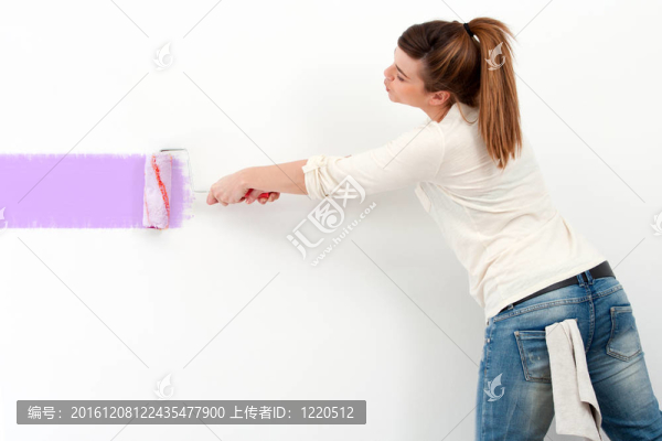 可愛女孩畫墻。