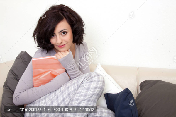 美女正坐在沙發(fā)上看書