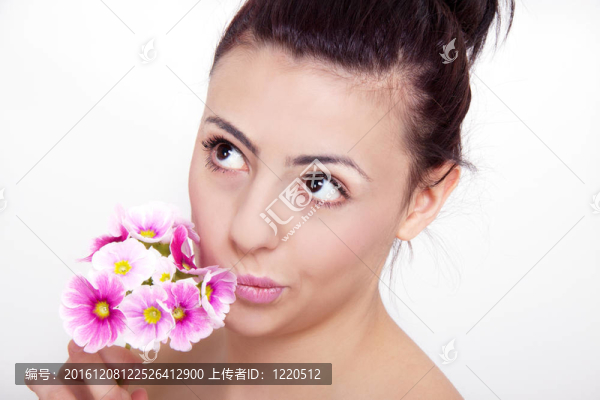 年輕漂亮的黑發(fā)女人與花