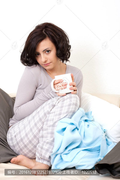 年輕漂亮的女孩喝杯咖啡