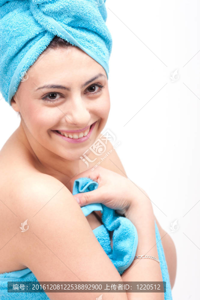 年輕漂亮的女人用毛巾做衛(wèi)生