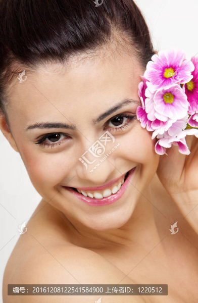 年輕漂亮的黑發(fā)女人與花