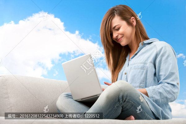 帶筆記本電腦的年輕女性。