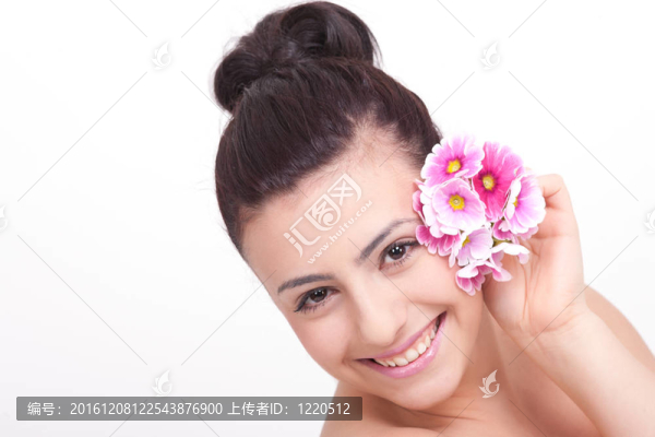 年輕漂亮的黑發(fā)女人與花